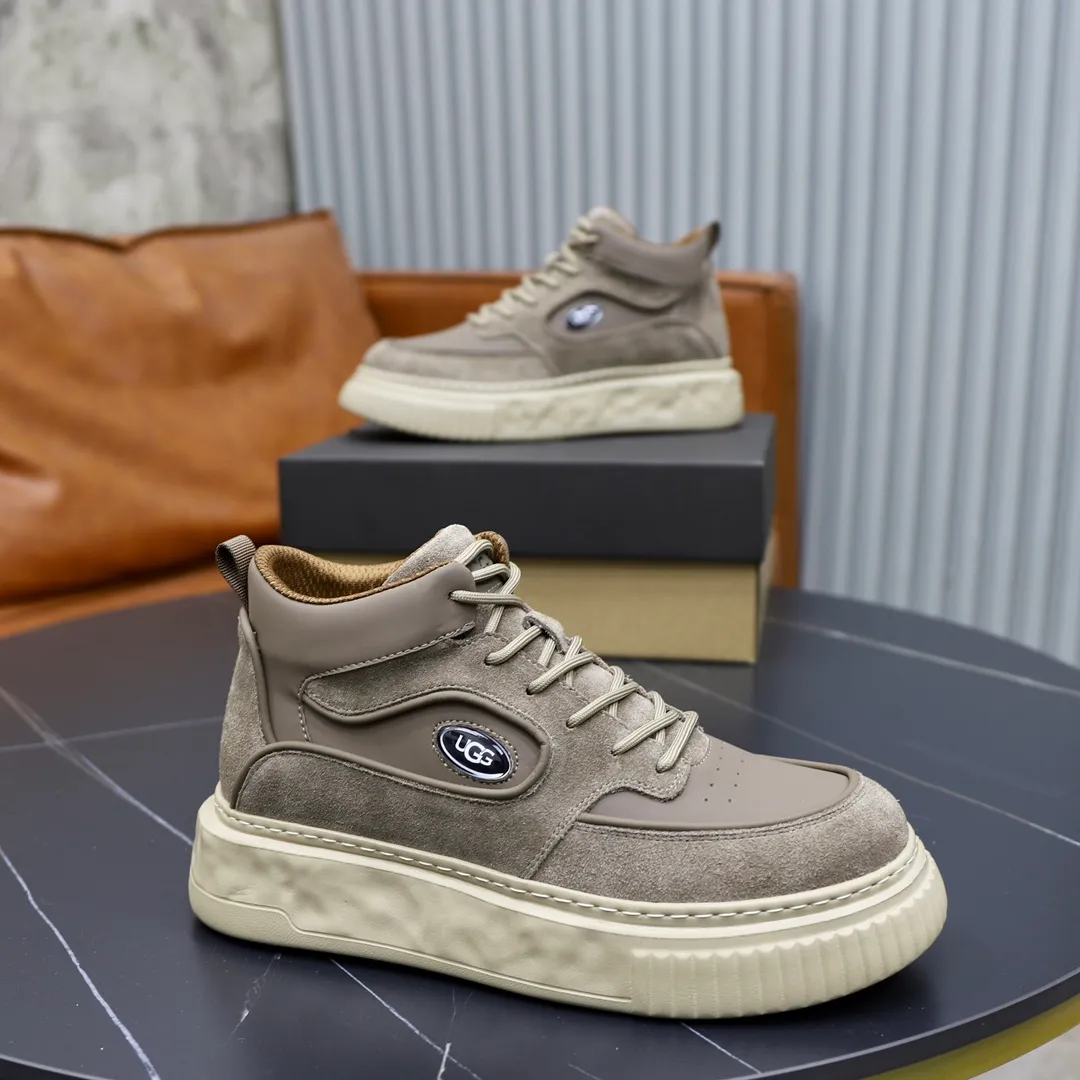 Ex-factory price: 620💰Thick wool imported from Australia Brand: UGG genuine purchase Size: 39-44 Grade: Official website 1:1 Material: First layer of genuine leather waterproof and antifreeze upper Real wool lining Original non-slip soft wear-resistant outsole Style category: Men's casual shoes Trendy style Comfortable on the feet Color: Official website color synchronization
